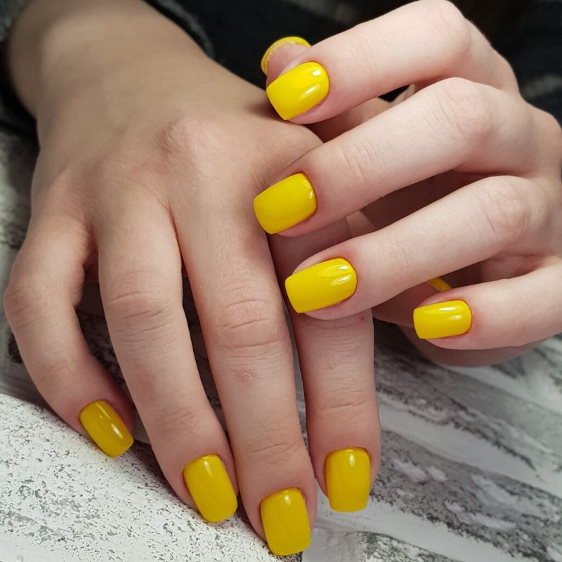 Желтые ногти квадрат