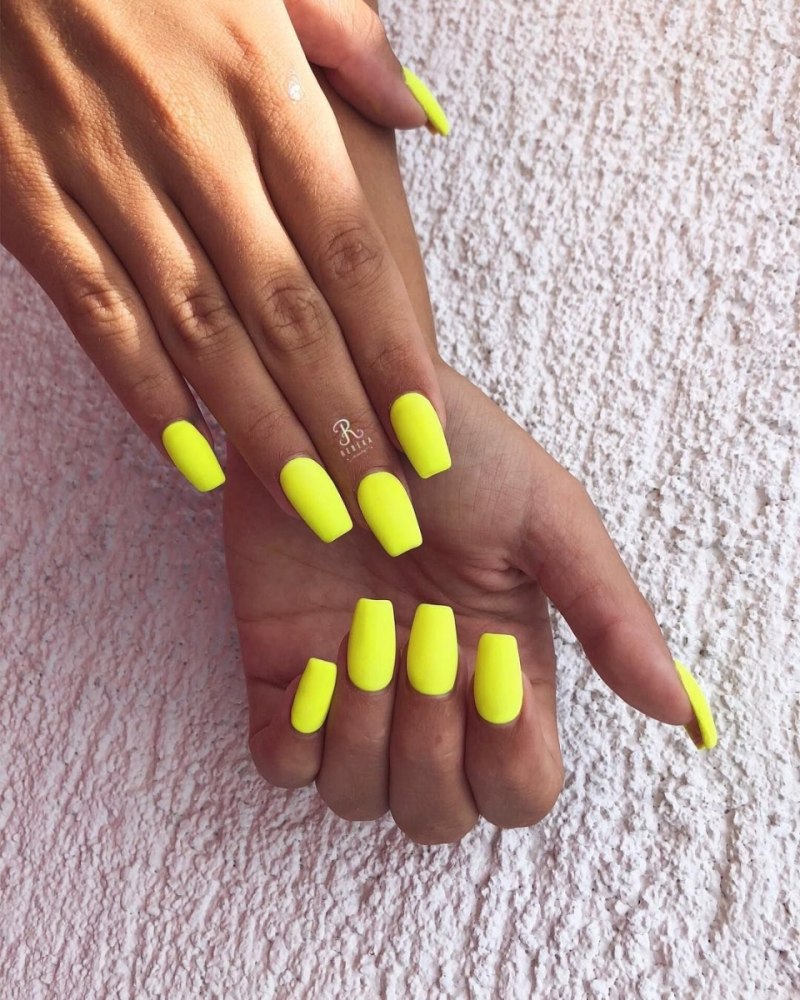 Кислотно желтый маникюр
