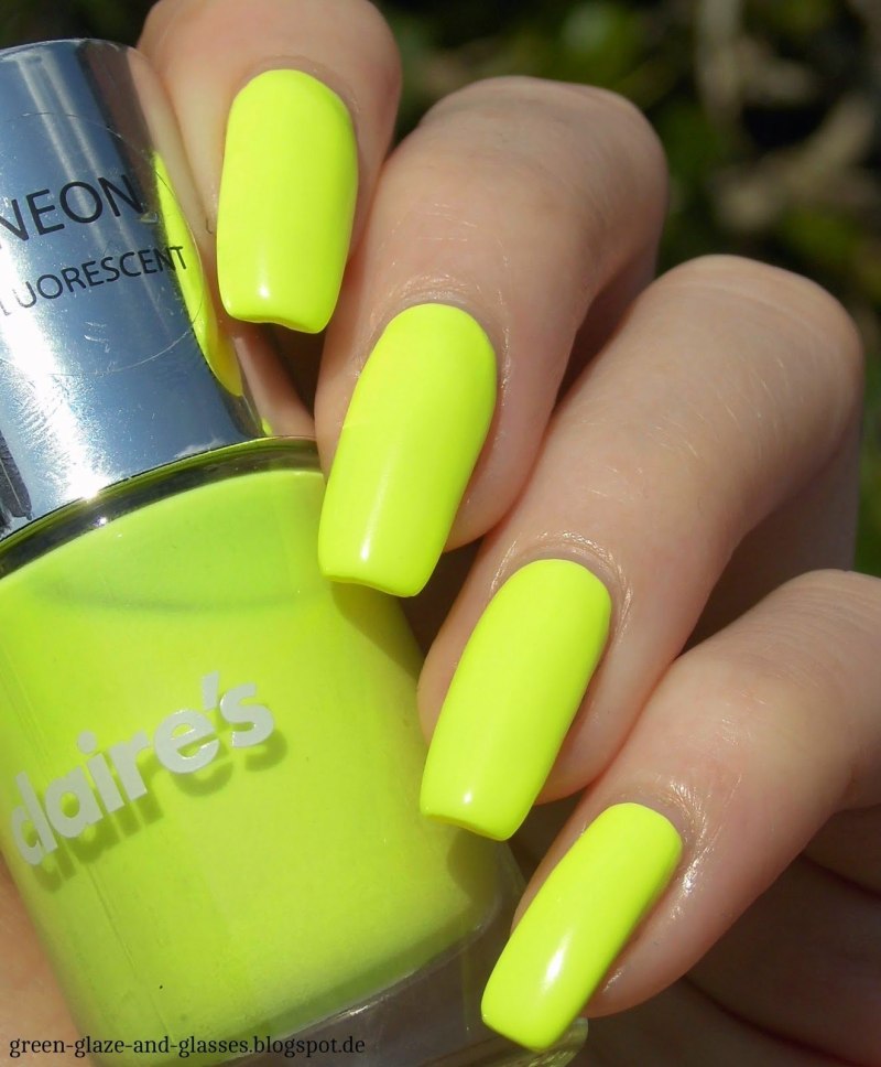 Желтый маникюр с пальмами