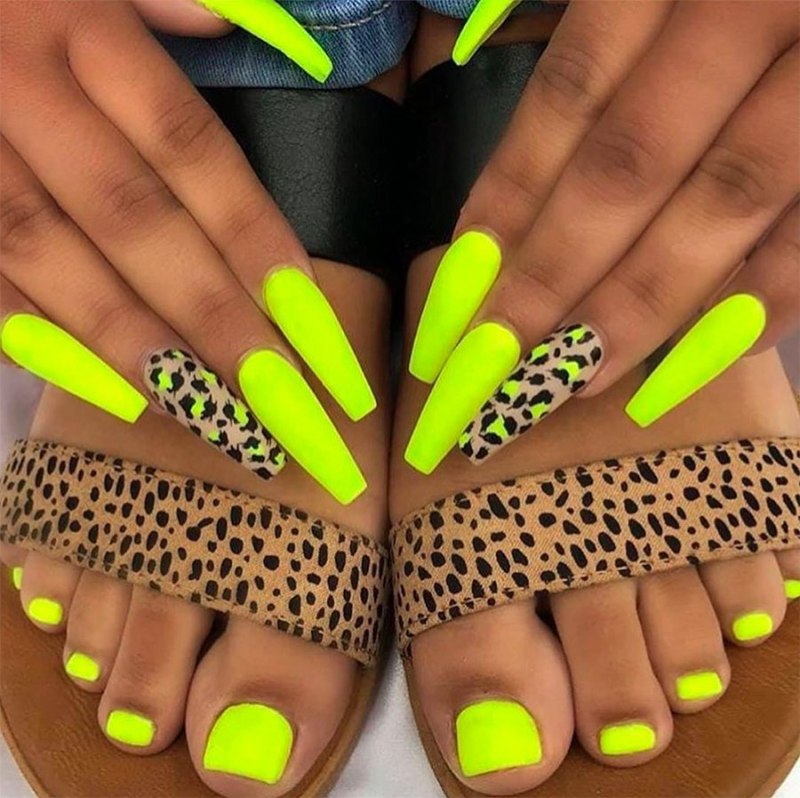 Салатовый маникюр
