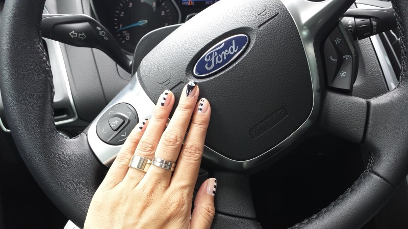 Женские руки на руле автомобиля