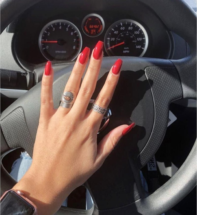 Женские руки на руле