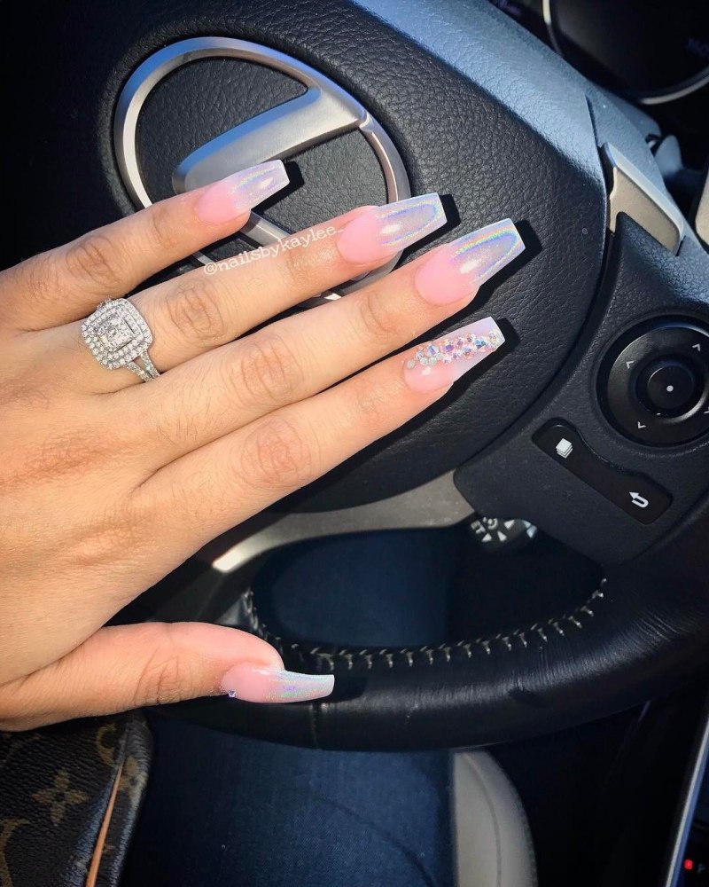 Красивый маникюр рук на руле