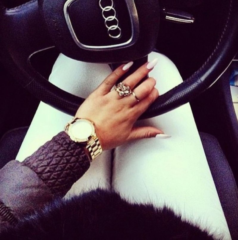 Руль женская рука с кольцом