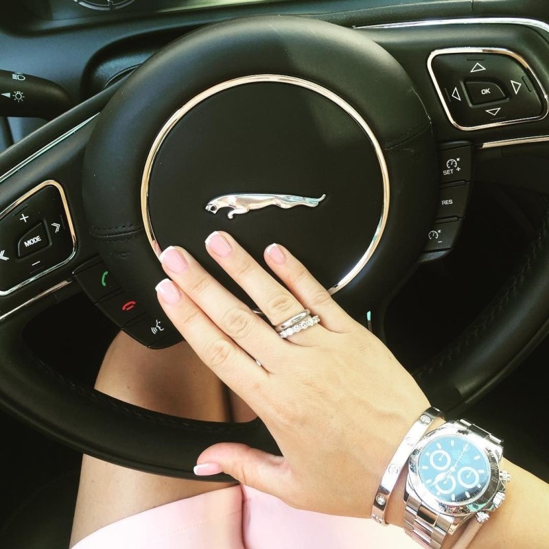 Женская рука на руле машины