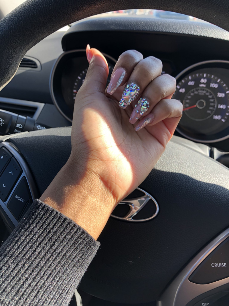 Ногти на руле машины