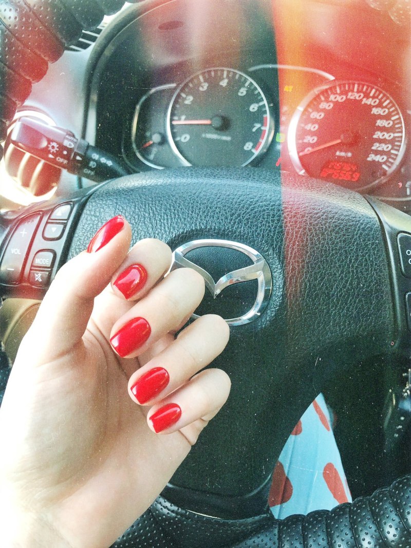 Девушка с красным маникюром