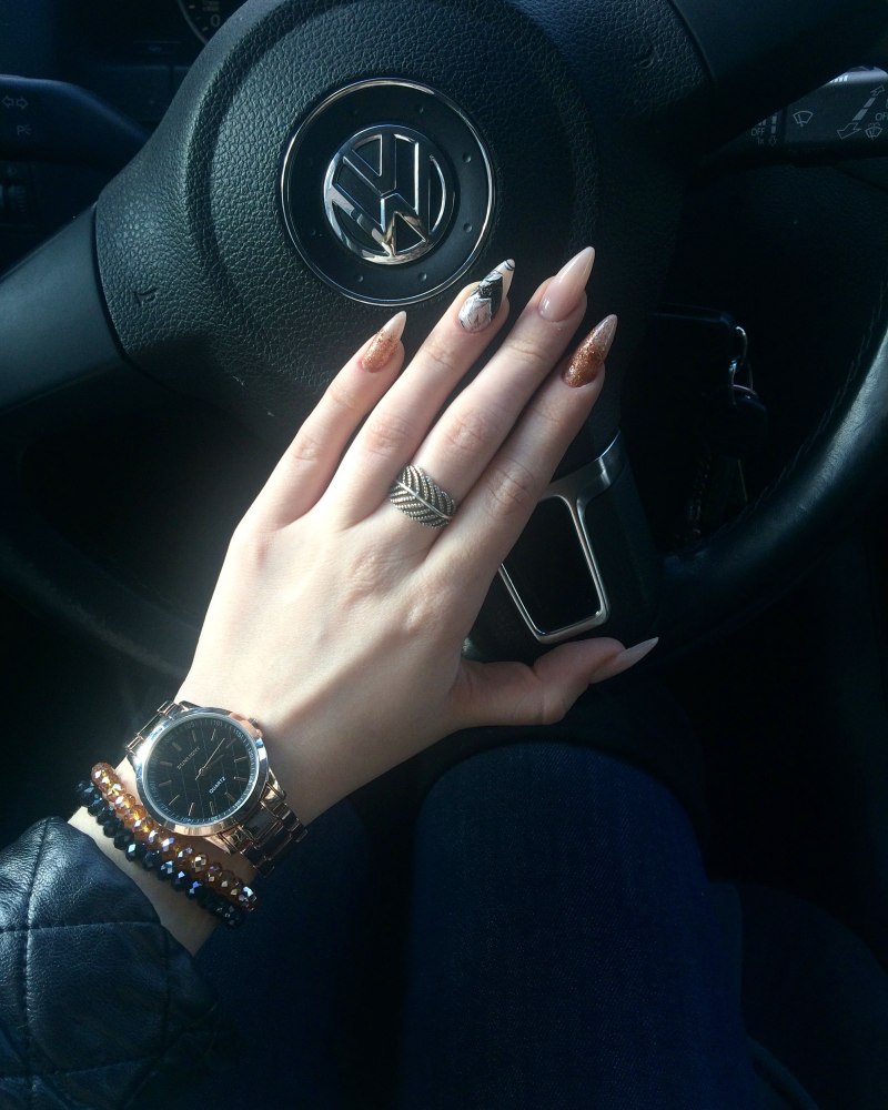 Черные ногти и руль