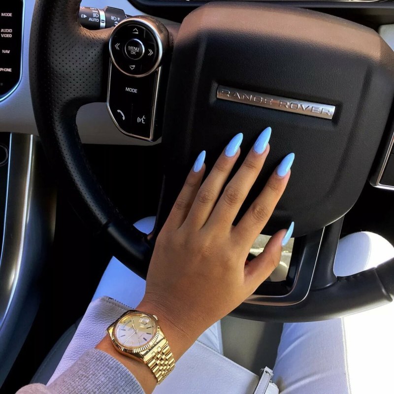 Красивый маникюр на руле