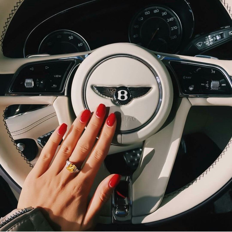 Девушка за рулем Бентли