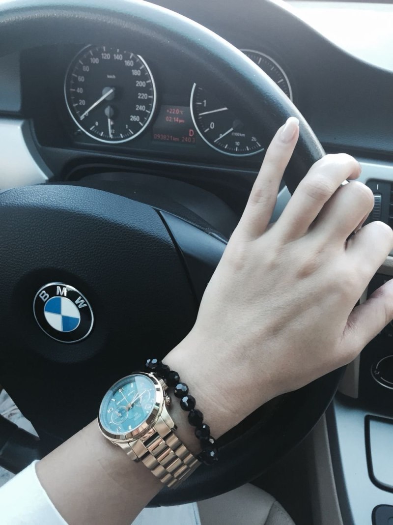 Девушка за рулем BMW