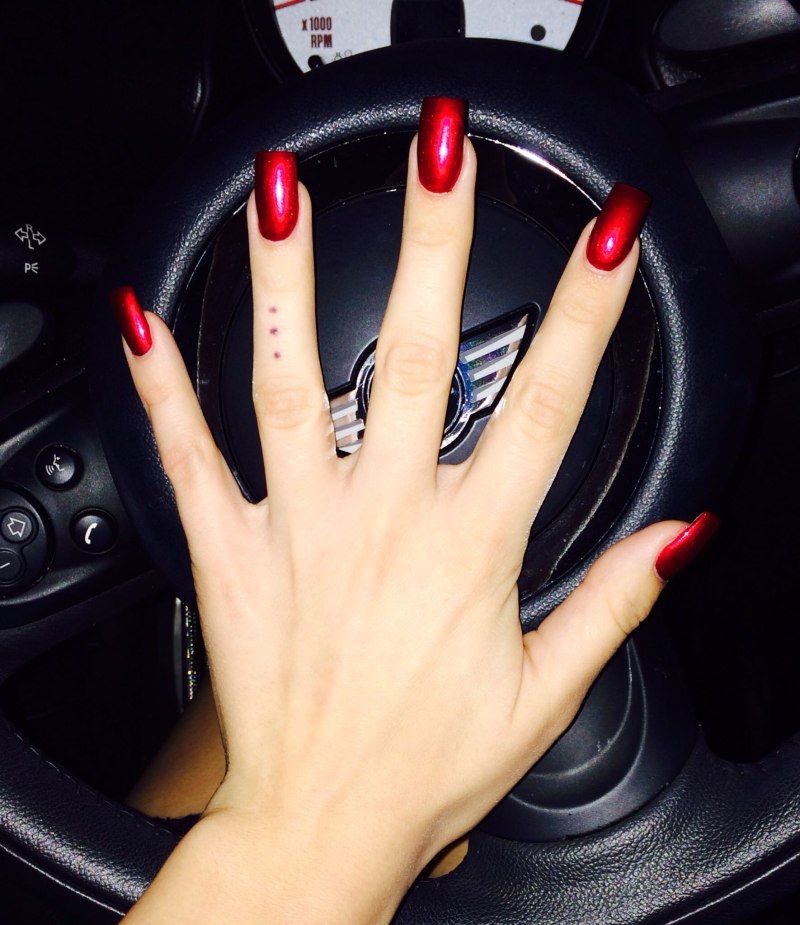 Красивый маникюр на руле