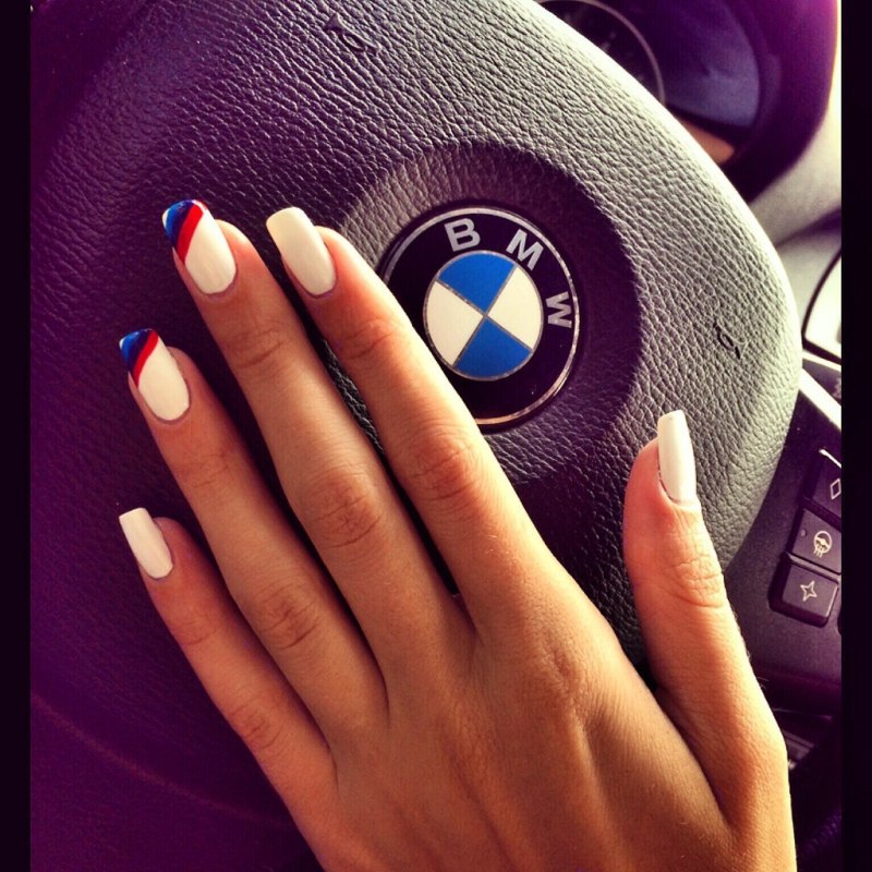 Маникюр с логотипом БМВ