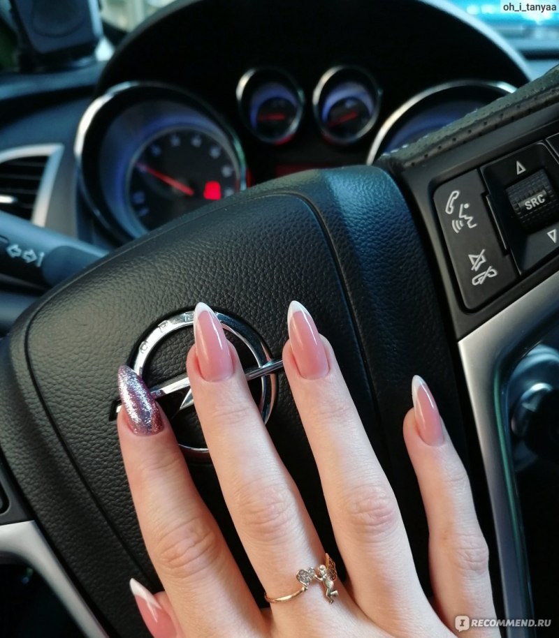 Красивый маникюр на руле