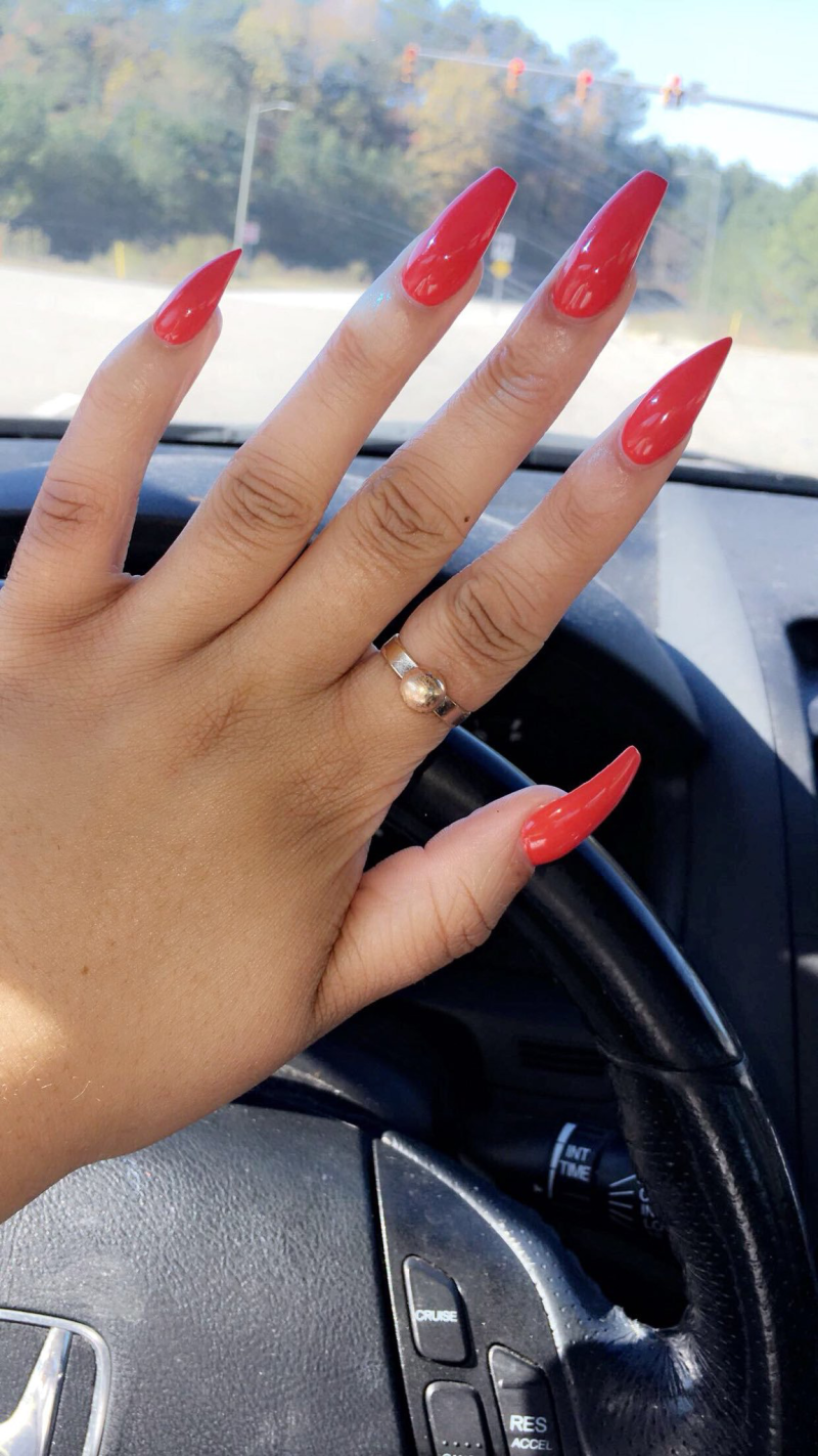 Маникюр Кайли Дженнер черный