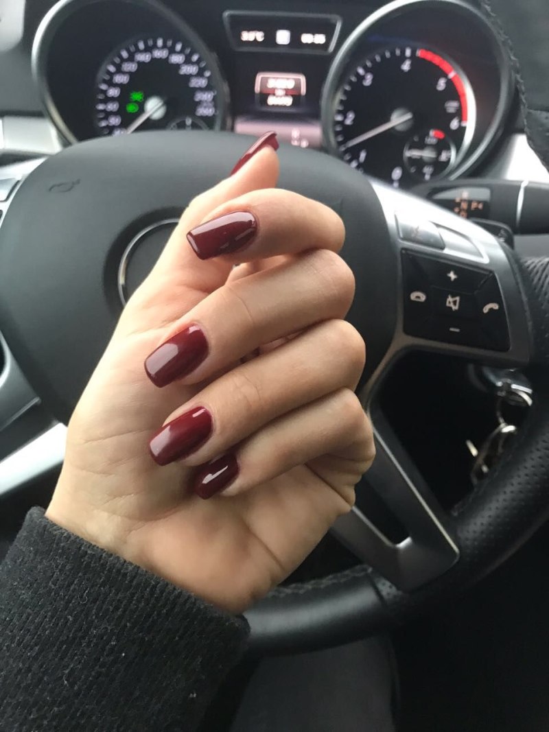 Ногти на руле машины