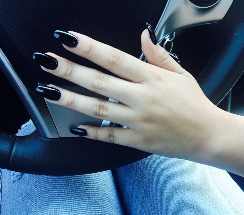 Девушка с черным маникюром