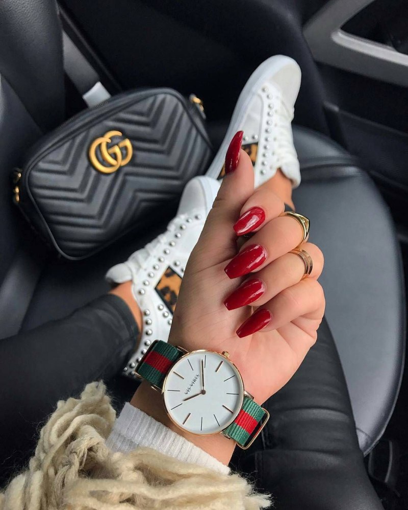 Красные ногти длинные острые