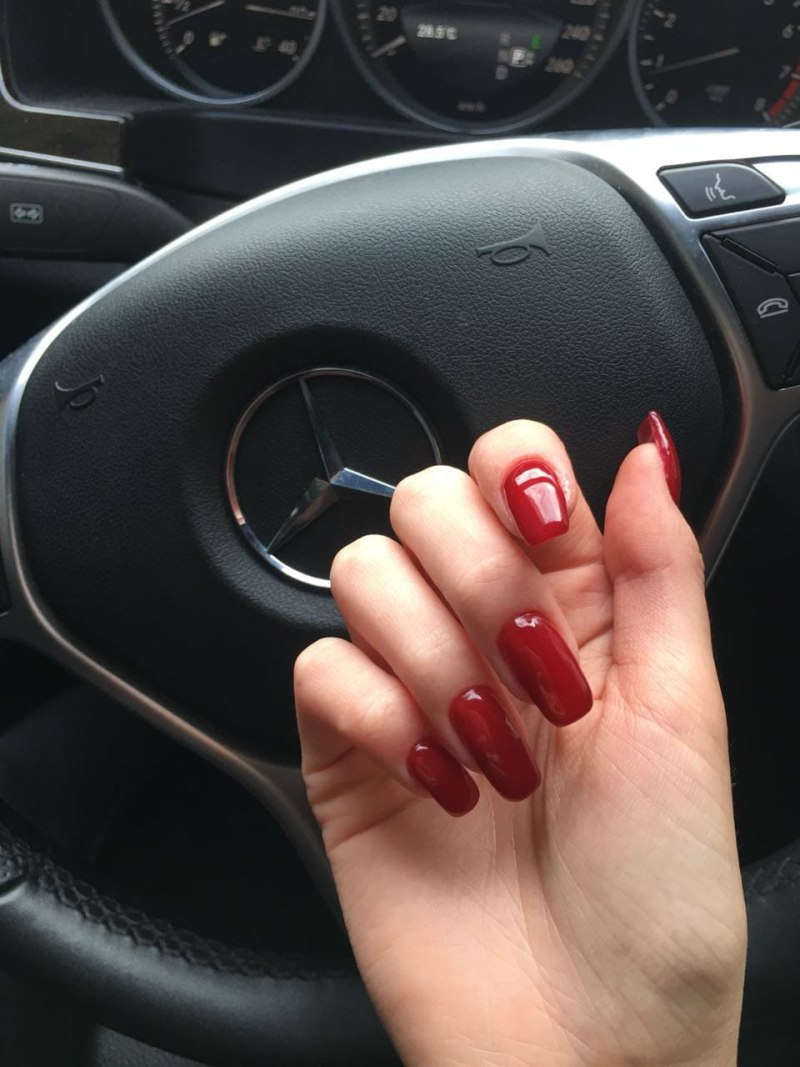 Красные ногти на руле