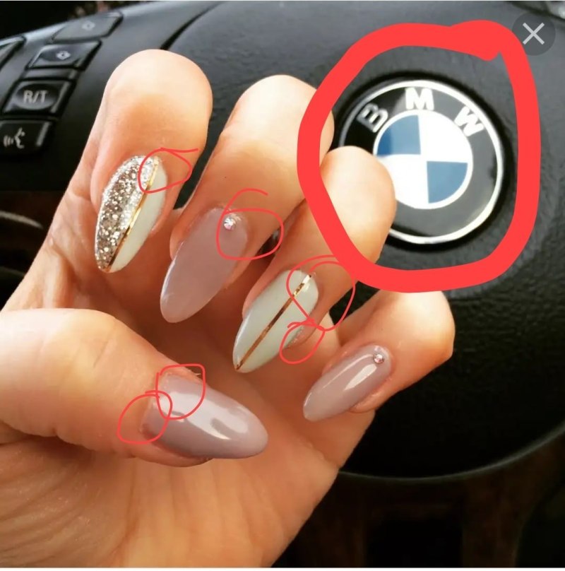 Женщина за рулем BMW