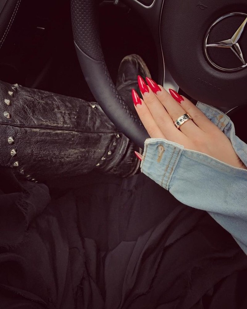 Алена Водонаева маникюр