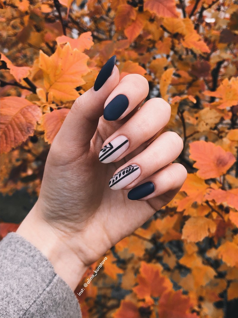 Маникюр черный с яркими цветами