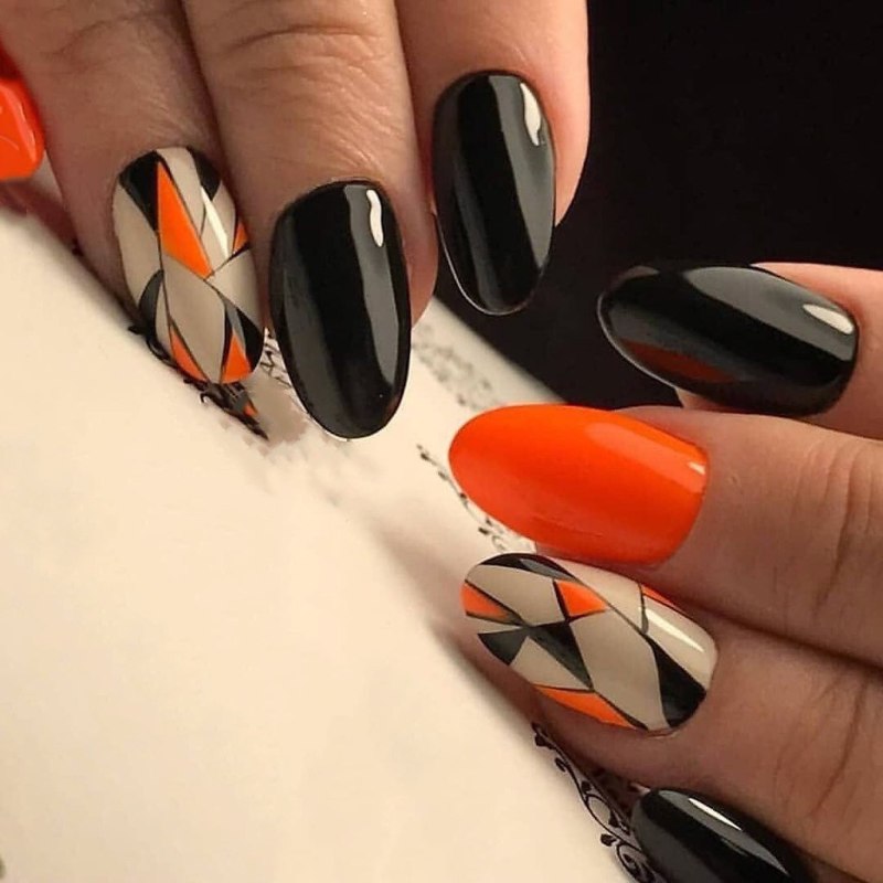 Маникюр чёрный с золотом миндаль 2022