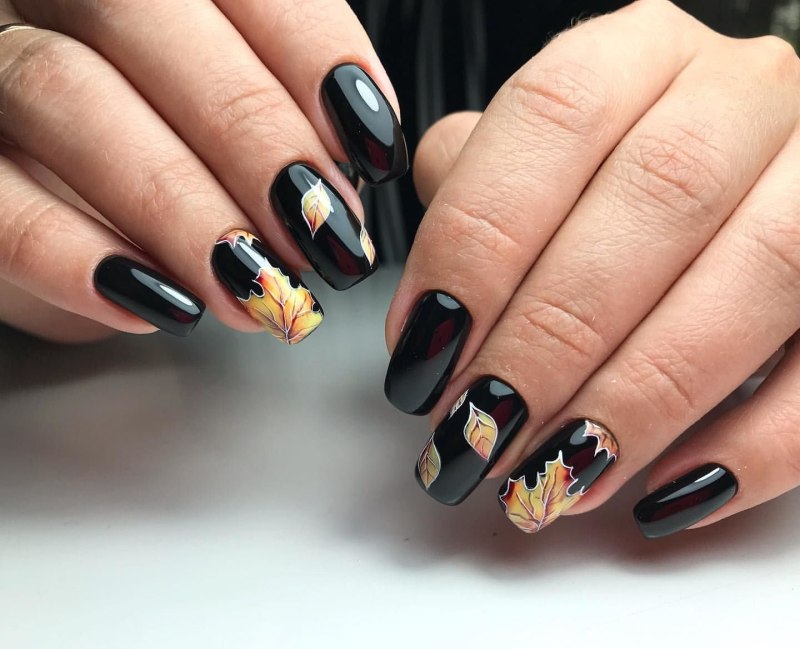 Чёрный маникюр на короткие ногти