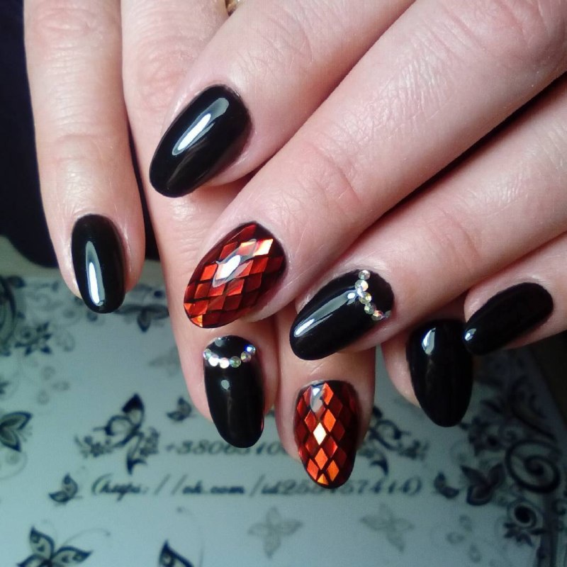 Маникюр жёлтый с чёрным