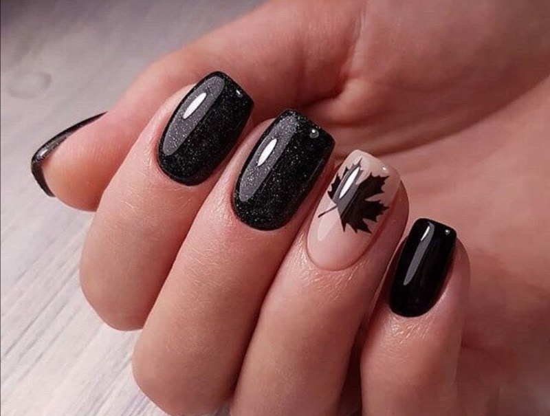Тёмный маникюр на короткие ногти