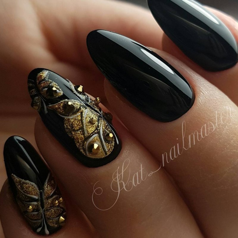 Осенний чёрный маникюр на короткие