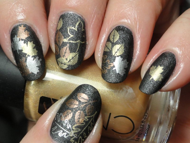 Маникюр коричневый с оранжевым