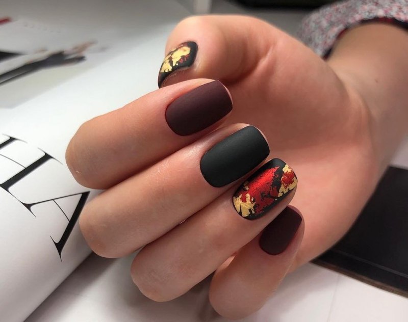 Чёрный маникюр с цветами