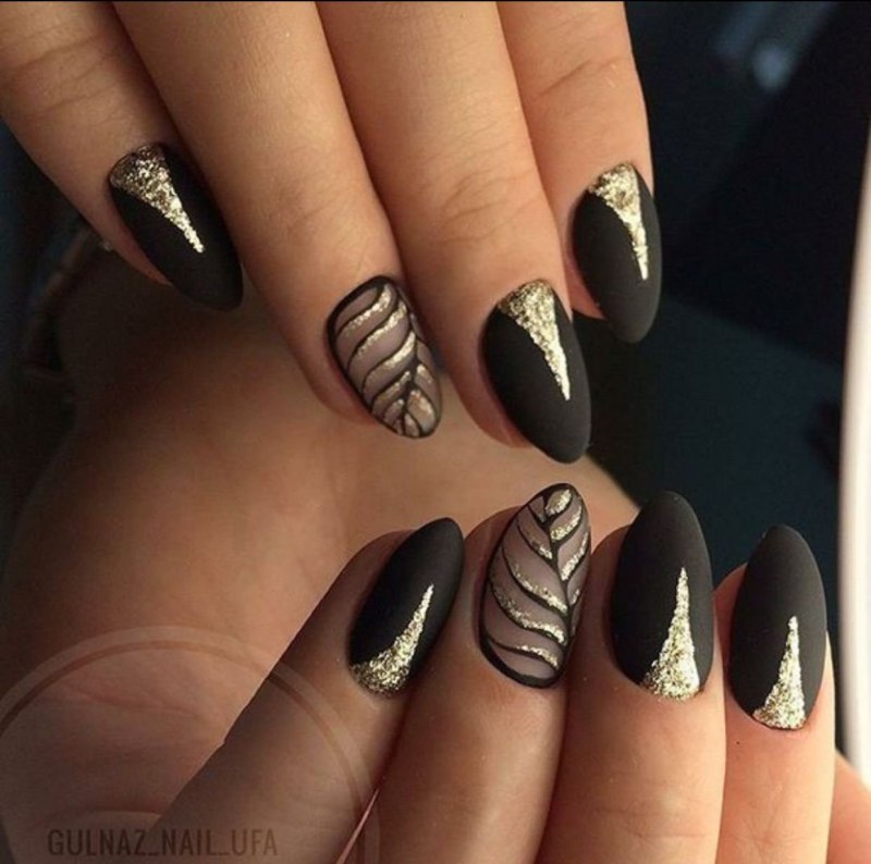 Черный матовый осенний маникюр