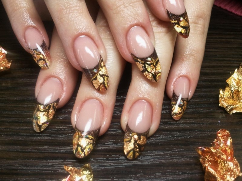 Золотой френч на ногтях