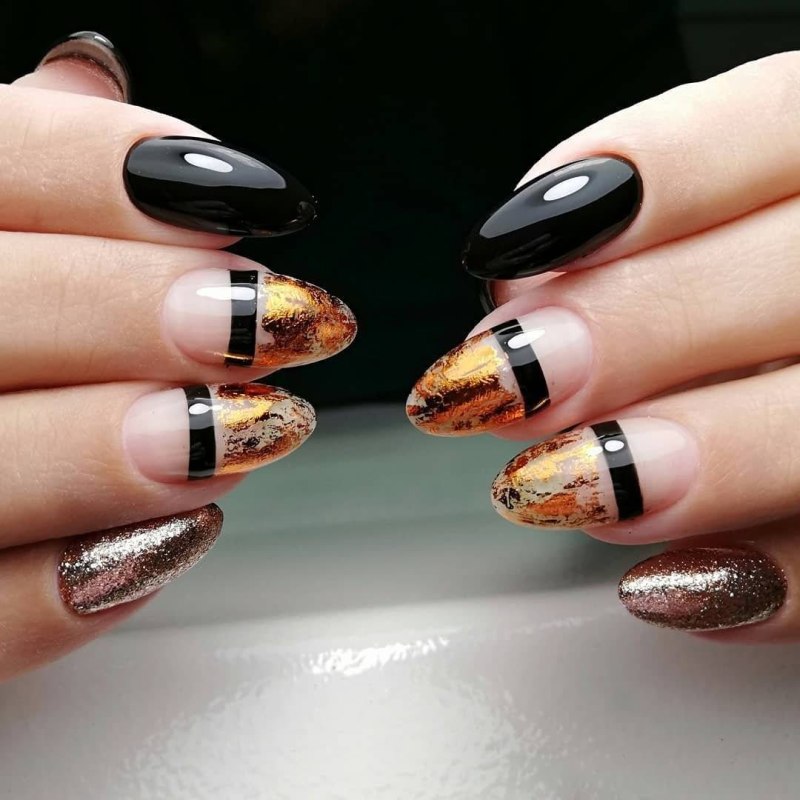 Нюдовый маникюр с фольгой