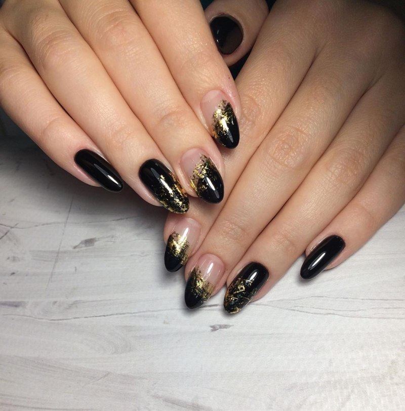 Черные ногти с фольгой
