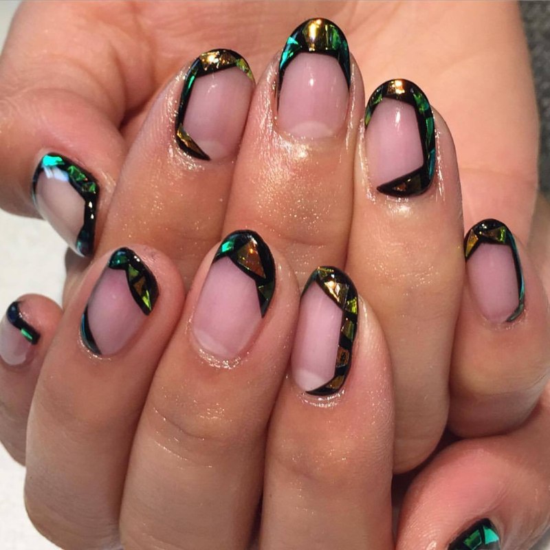 Чёрный маникюр с фольгой