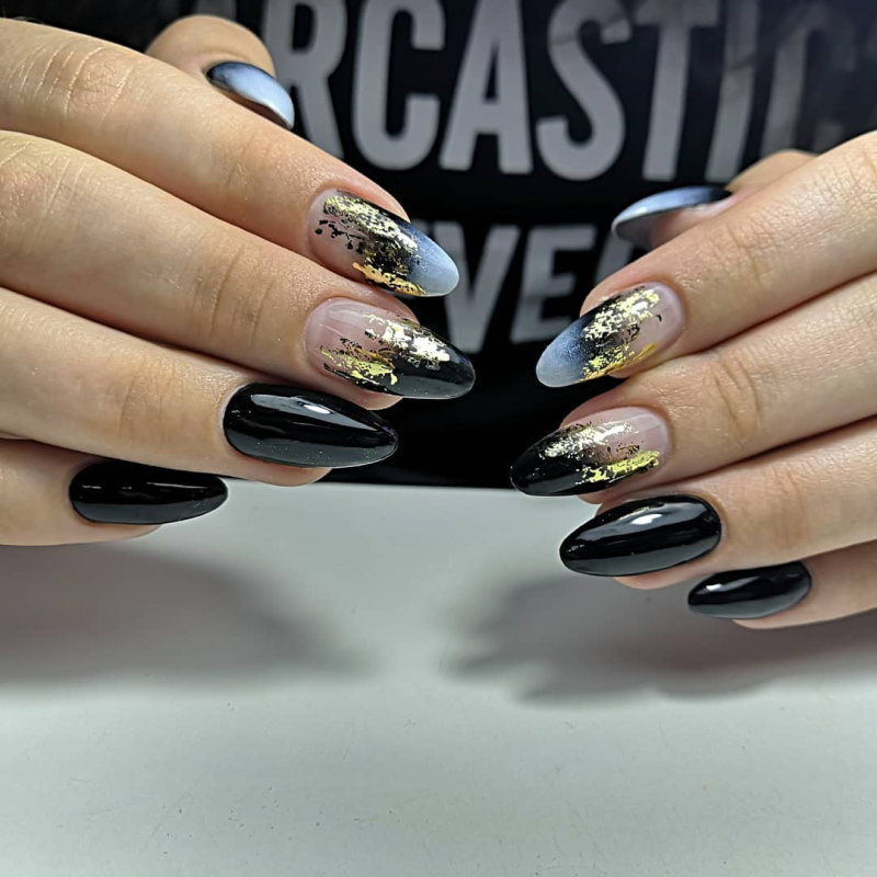 Маникюр чёрный с золотом
