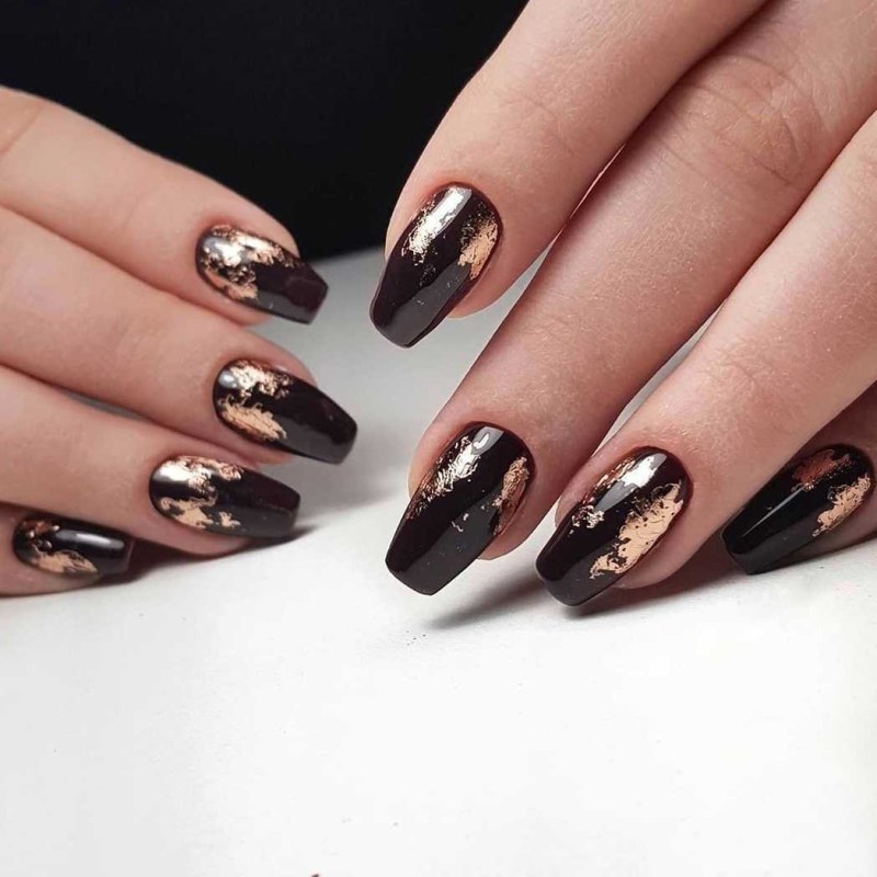 Маникюр черно-золотой на овальные ногти