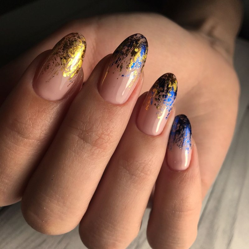 Маникюр осень 2021 с фольгой модные ногти