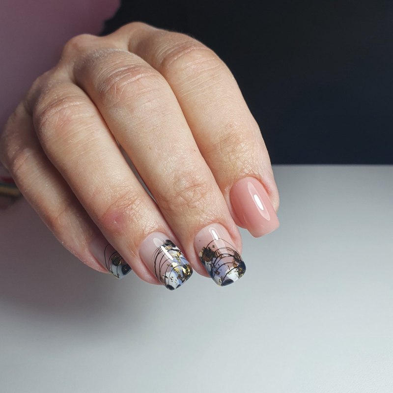 Маникюр френч черный с золотом