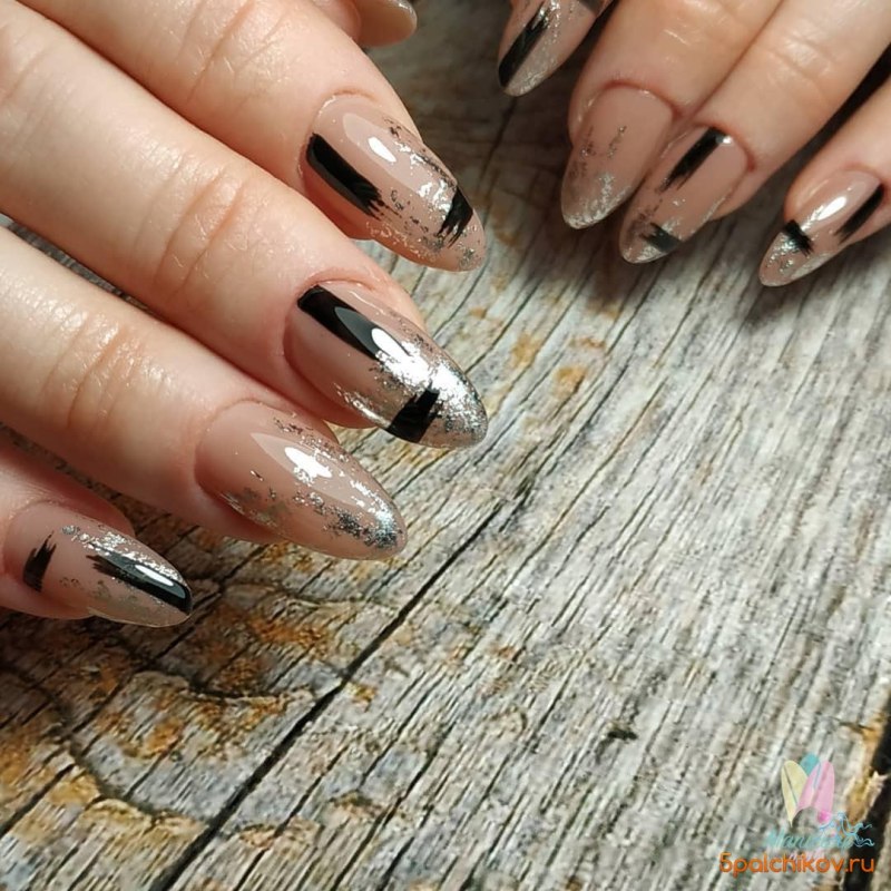 Черные ногти с золотой фольгой