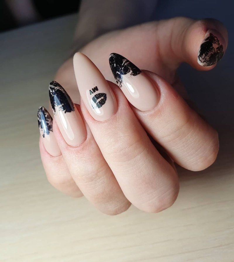 Бежево-черный маникюр с фольгой