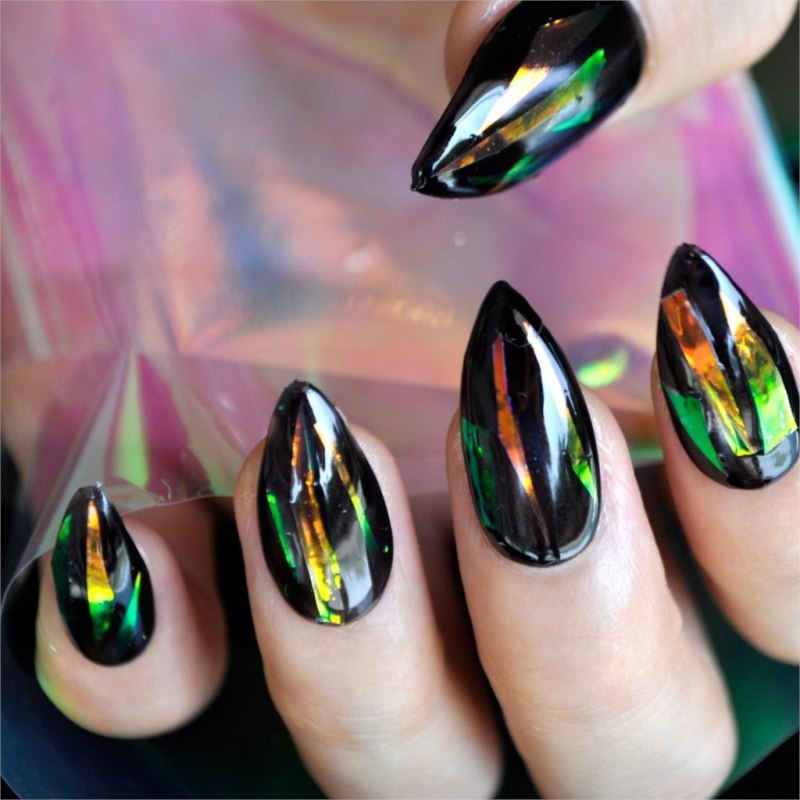 Маникюр чёрный с золотом