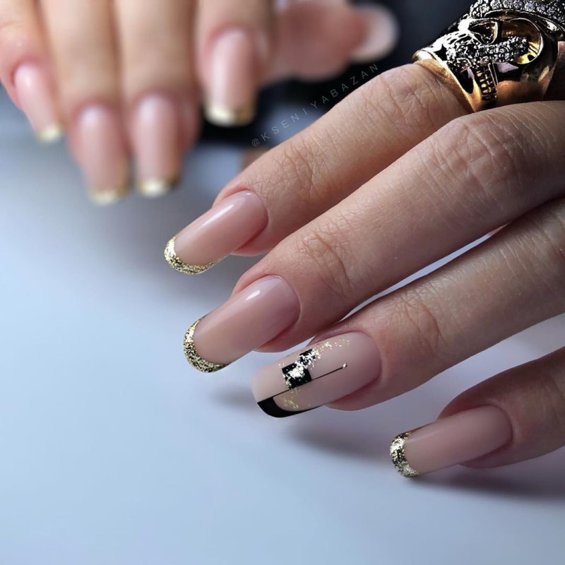 Нюдовый маникюр с фольгой и паутинкой