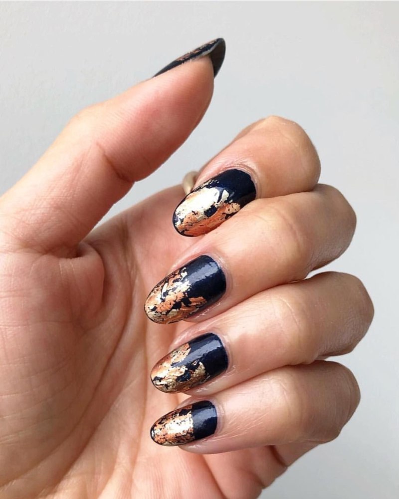 Необычный френч на овальных ногтях