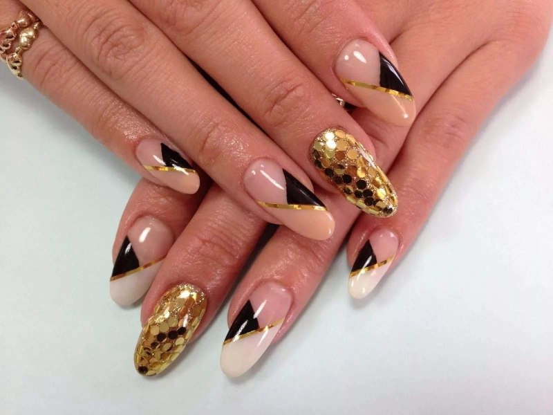 Черный френч с фольгой на ногтях