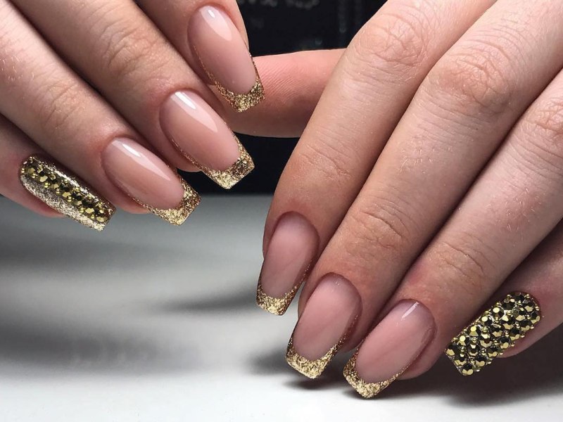 Черный маникюр с золотым френчем