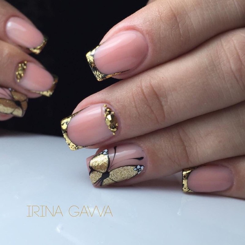 Чёрный маникюр на миндалевидных ногтях